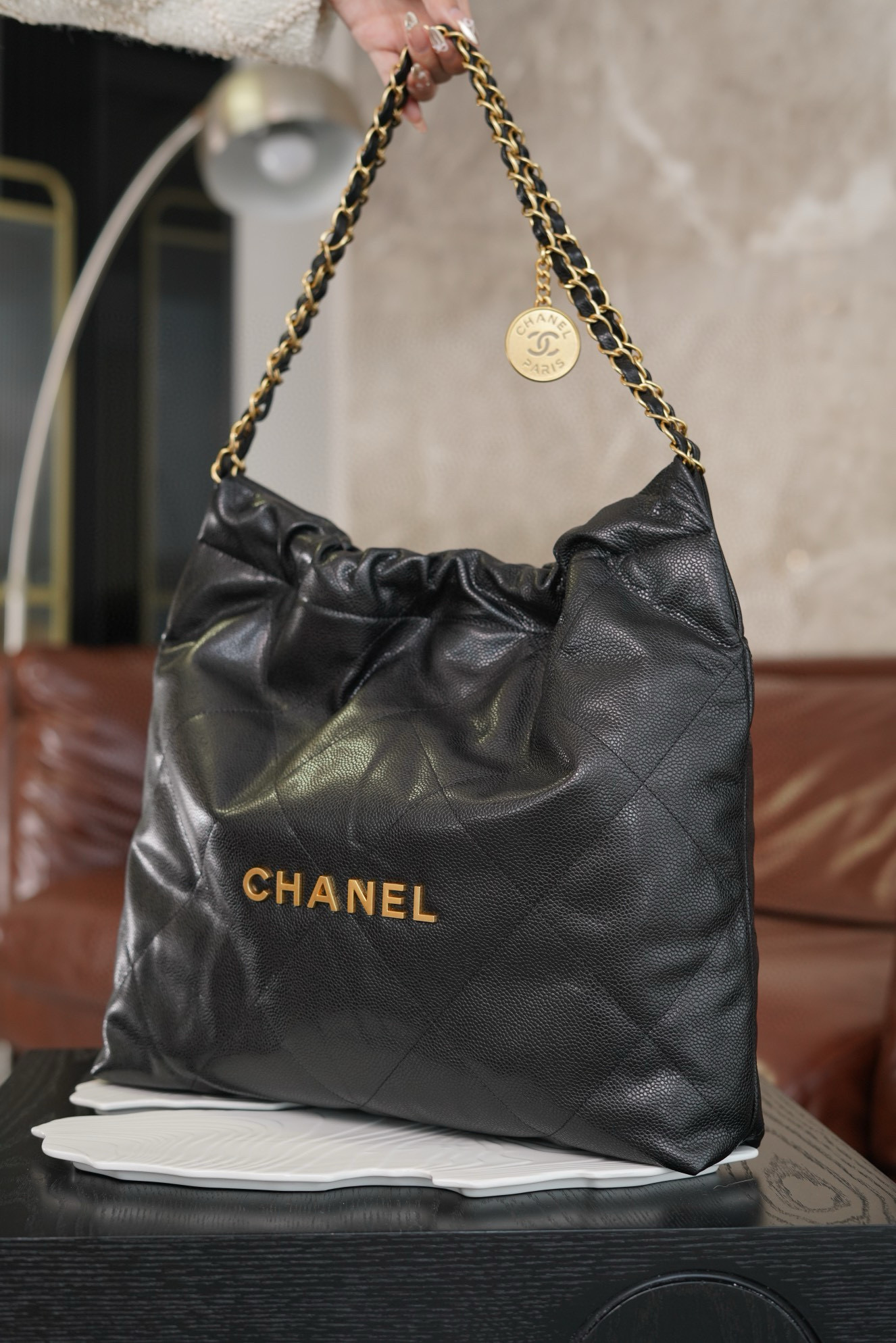 Chanel女包官网经典款式 22手袋 24b 黑色亮面小牛皮与金色金属